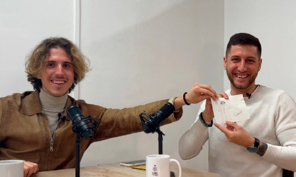 Fotografía de Carlos Bueno y Adrián Santaolalla durante el episodio 6 del pódcast "Con el corazón en la mano", que trata sobre la autoestima, las heridas del pasado y las creencias sociales