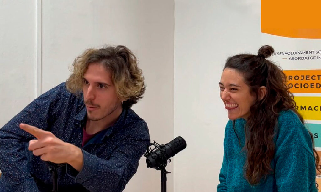 Fotografía de Carlos Bueno y Olga Sunyer durante el episodio 1 de "Con el corazón en la mano", sobre la conciencia emocional y las alarmas emocionales a las que debemos prestar atención