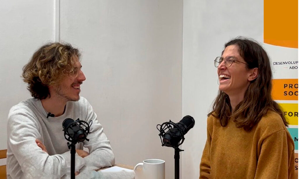 Fotografía de Carlos Bueno y Laura Torrella durante el episodio 2 del pódcast "Con el corazón en la mano", sobre las elecciones personales con consejos para saber desde dónde elegimos