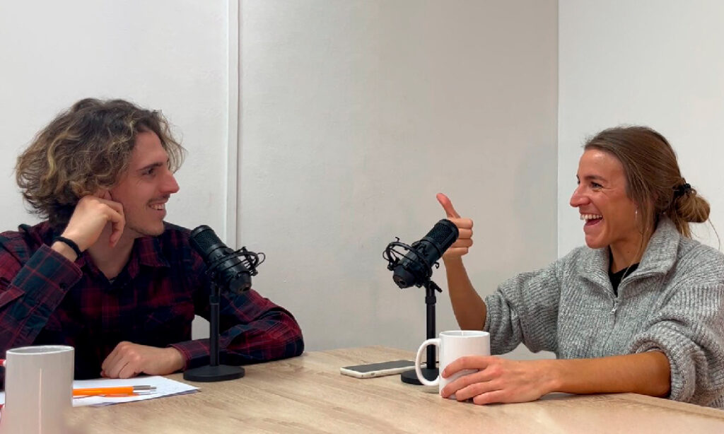 Fotografía de Carlos Bueno y Marina Bricollé, coordinadora de proyectos educativos, durante el episodio 5 de "Con el corazón el mano", sobre escucha ativa y cómo conseguir transmitir de qué manera necesitamos que nos escuchen