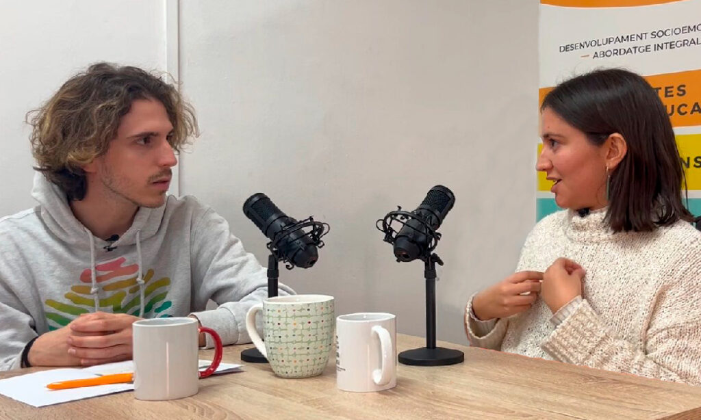 Fotografía de Carlos Bueno y Alexandra Espinosa durante el episodio 4 de "Con el corazón en la mano", sobre cómo recorrer un camino de crecimiento personal e inspirar a otras personas sin resultar invasivas o condescendientes.