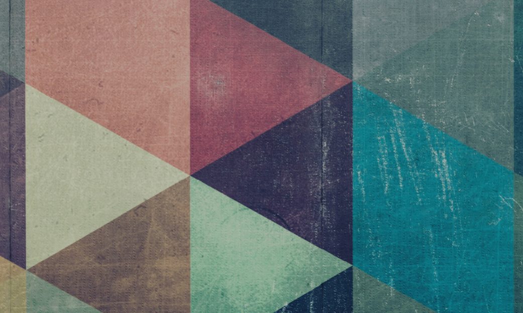Fotografía de un mural compuesto por triángulos de diferentes colores, utilizada para la actividad titulada "Triángulos contrapuestos", para entrenar la resolución de conflictos a través de la comunicación y la expresión emocional